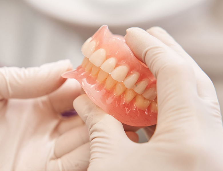 八千代緑が丘駅より徒歩1分の歯医者、公園都市プラザわかば歯科の入れ歯（義歯）治療